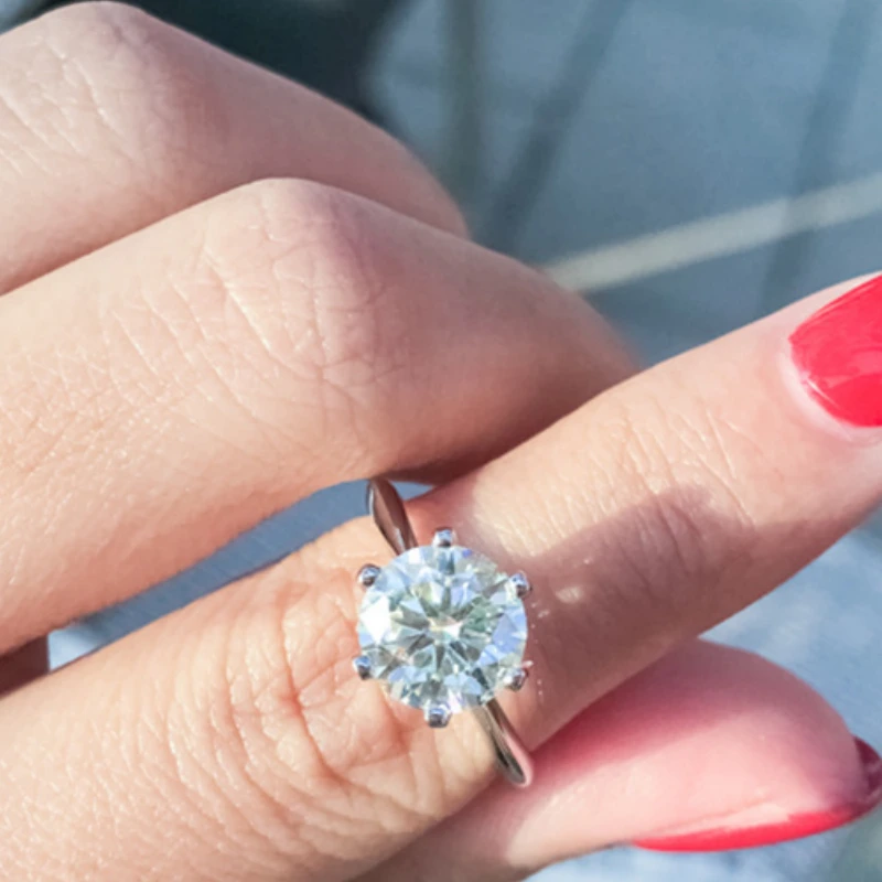 Moissanite solitaire engagement ring – 6-prong design in S925 sterling silver, 0.5–3 carat. Shop Luma Moissanite online for affordable luxury wedding rings, proposals, and romantic gifts in the US, UK, Canada, Australia, Germany, France, Japan & more.